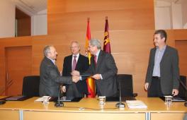 Antonio Jiménez estrecha la mano a Miguel del Toro